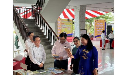 Bến Tre: NXB Chính trị quốc gia Sự thật - CN Cần Thơ tham gia triển lãm sách