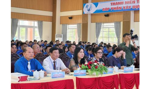 Chi nhánh Nhà xuất bản Chính trị quốc gia Sự thật Cần Thơ trưng bày sách tại huyện Trần Đề