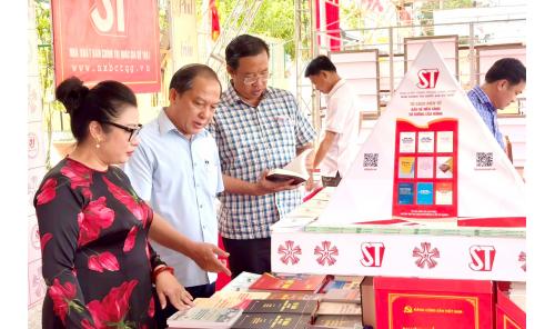 Chi nhánh Nhà xuất bản Chính trị Quốc gia Sự thật tham dự Đường sách Hội Tao đàn Chiêu Anh Các